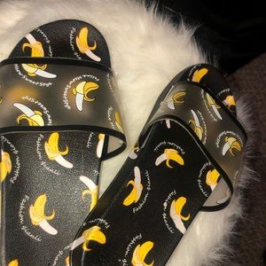 Slip into some banana slides 🍌 * FREE GIFT INCLUDED